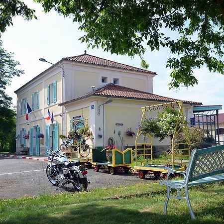 Avenue De La Gare Acomodação com café da manhã Riscle Exterior foto