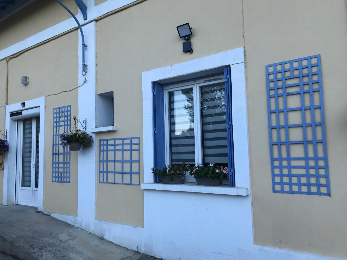 Avenue De La Gare Acomodação com café da manhã Riscle Exterior foto