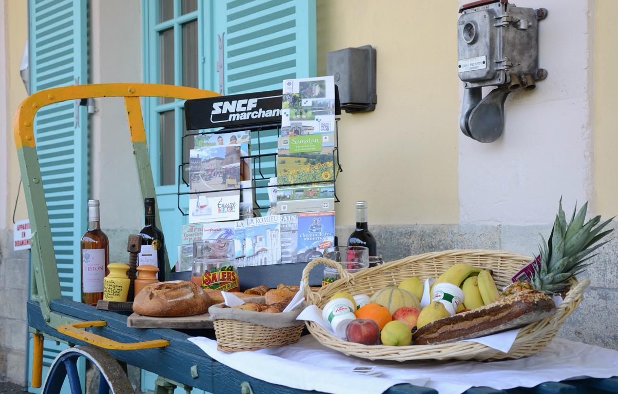 Avenue De La Gare Acomodação com café da manhã Riscle Exterior foto