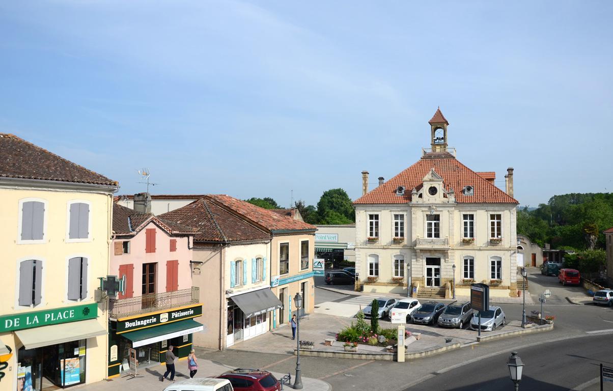 Avenue De La Gare Acomodação com café da manhã Riscle Exterior foto